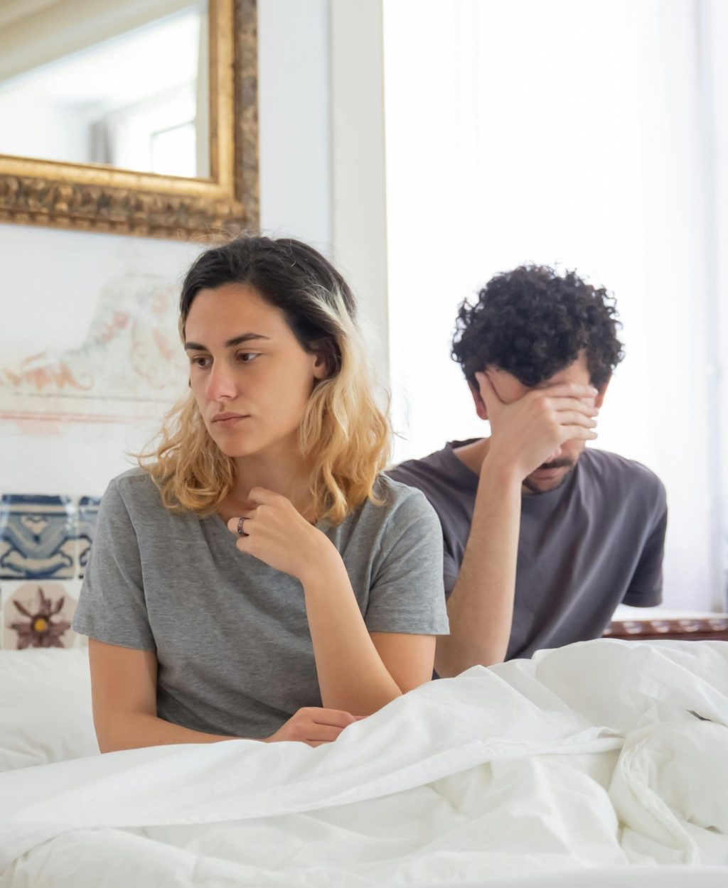 couple en parcours de PMA dans leur chambre conjugale qui vit des difficultés intimes