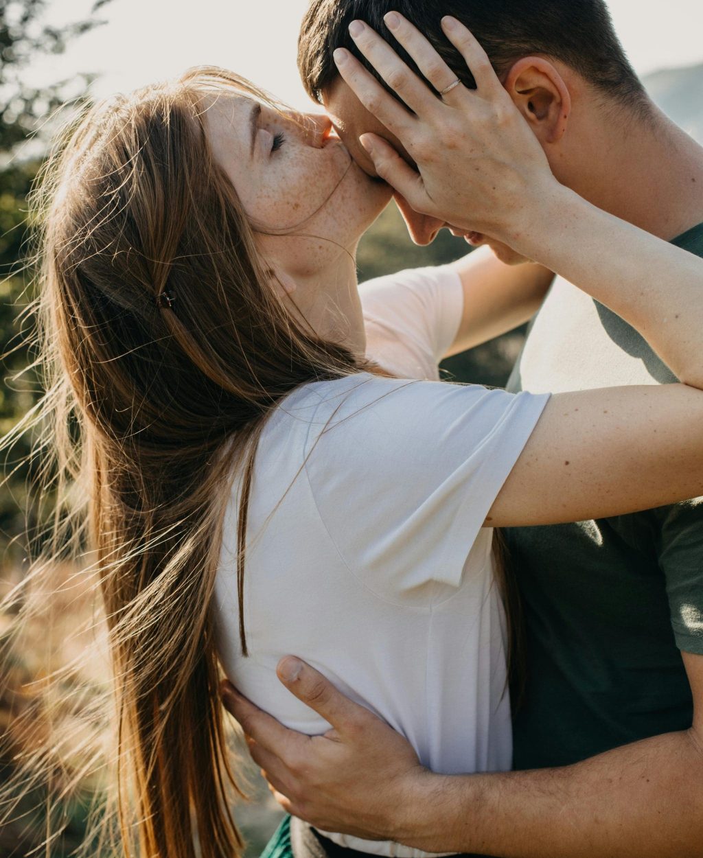 photo d'un couple heureux qui s'enlace tendrement